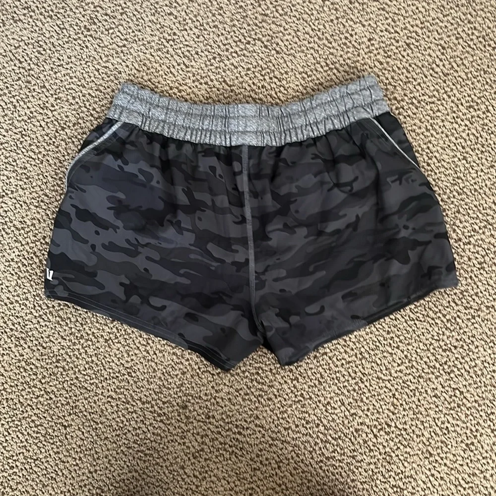 Vuori workout shorts - Picture 2 of 6